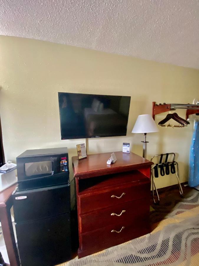 Travelodge By Wyndham La Porte/Michigan City Area Buitenkant foto