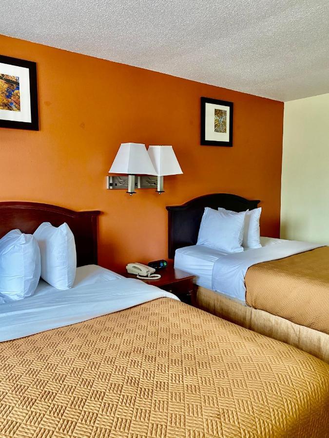 Travelodge By Wyndham La Porte/Michigan City Area Buitenkant foto