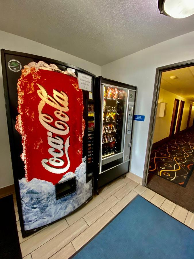 Travelodge By Wyndham La Porte/Michigan City Area Buitenkant foto