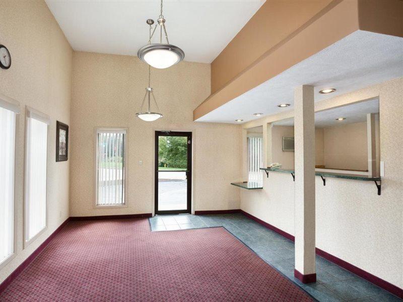 Travelodge By Wyndham La Porte/Michigan City Area Buitenkant foto