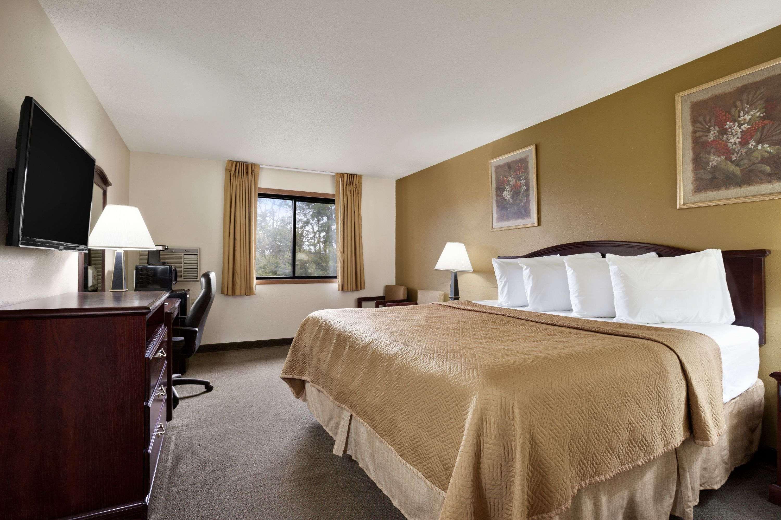 Travelodge By Wyndham La Porte/Michigan City Area Buitenkant foto