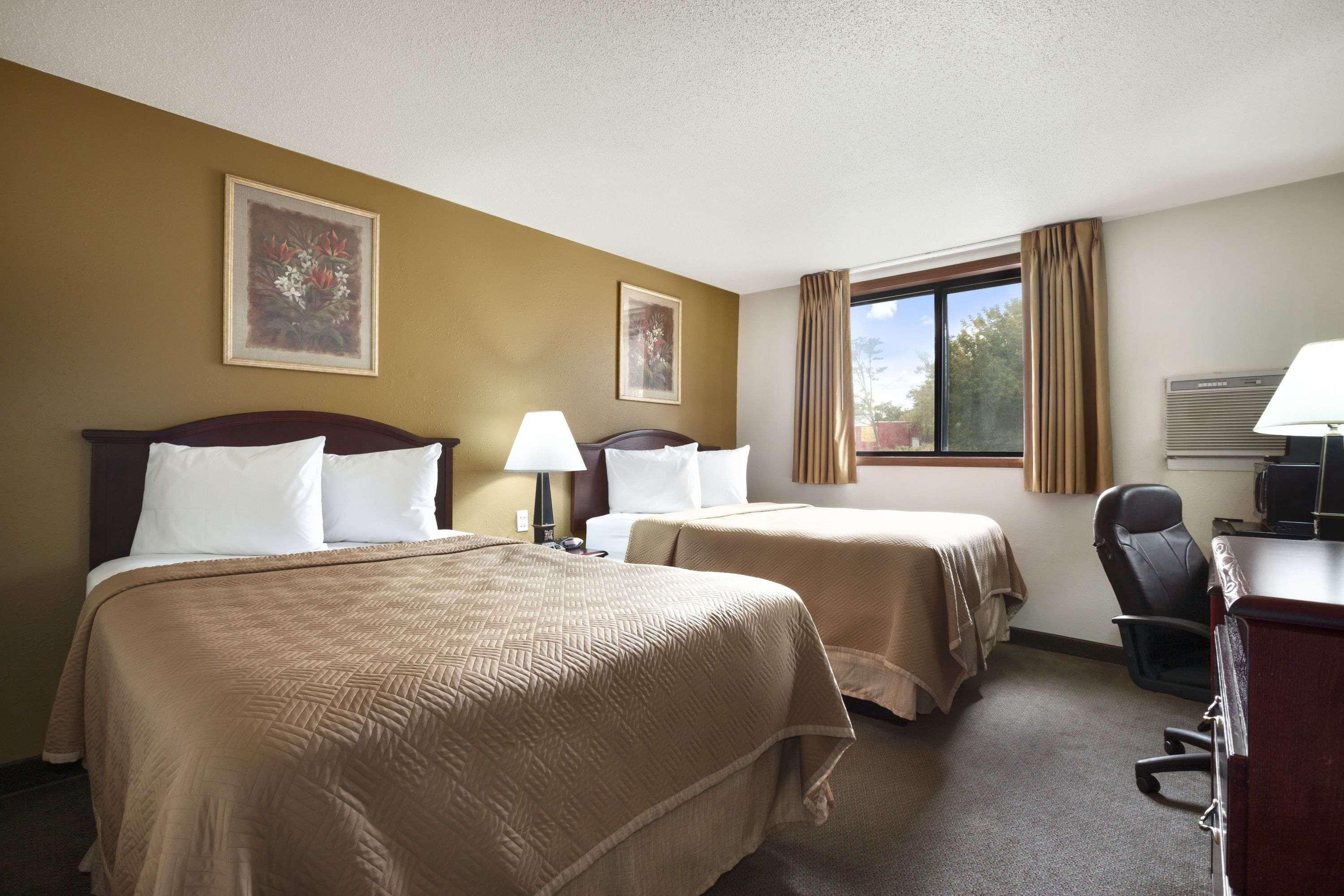 Travelodge By Wyndham La Porte/Michigan City Area Buitenkant foto