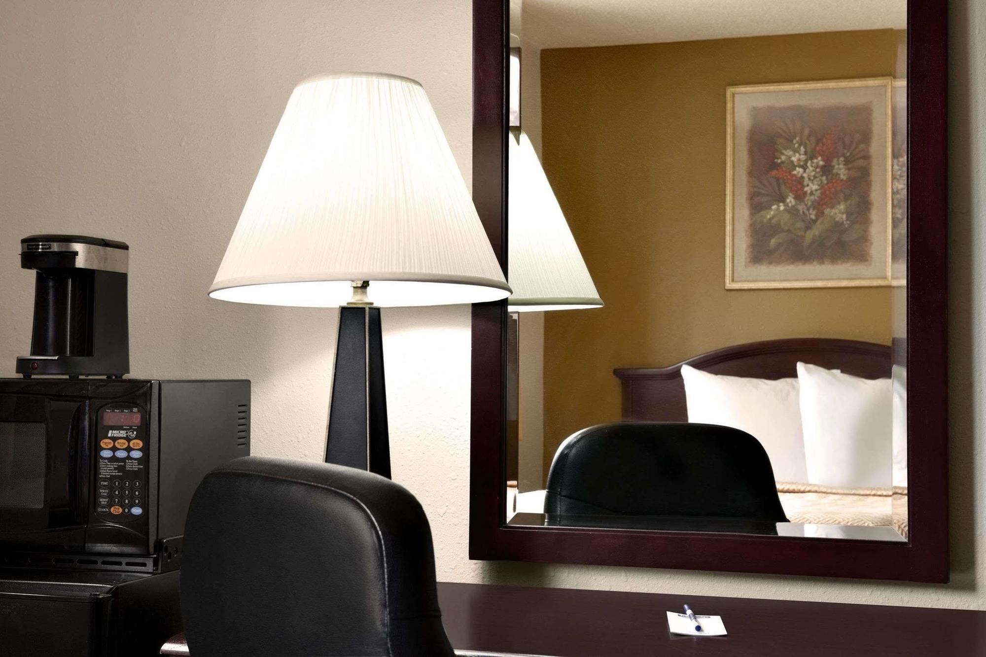 Travelodge By Wyndham La Porte/Michigan City Area Buitenkant foto